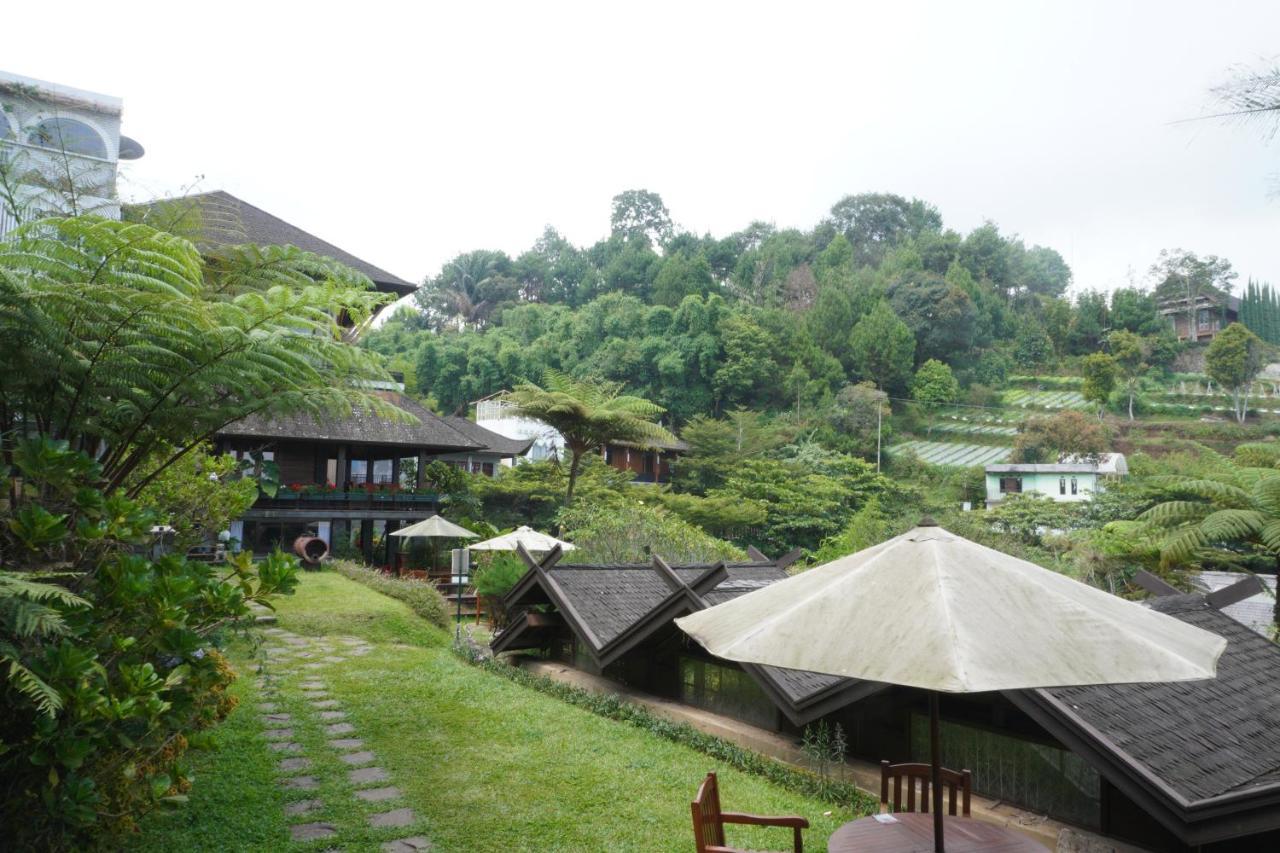 Rumah Stroberi Organic Farm & Family Lodge Lembang Exteriör bild