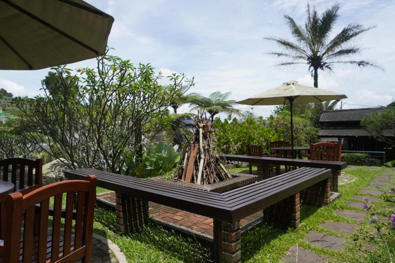 Rumah Stroberi Organic Farm & Family Lodge Lembang Exteriör bild