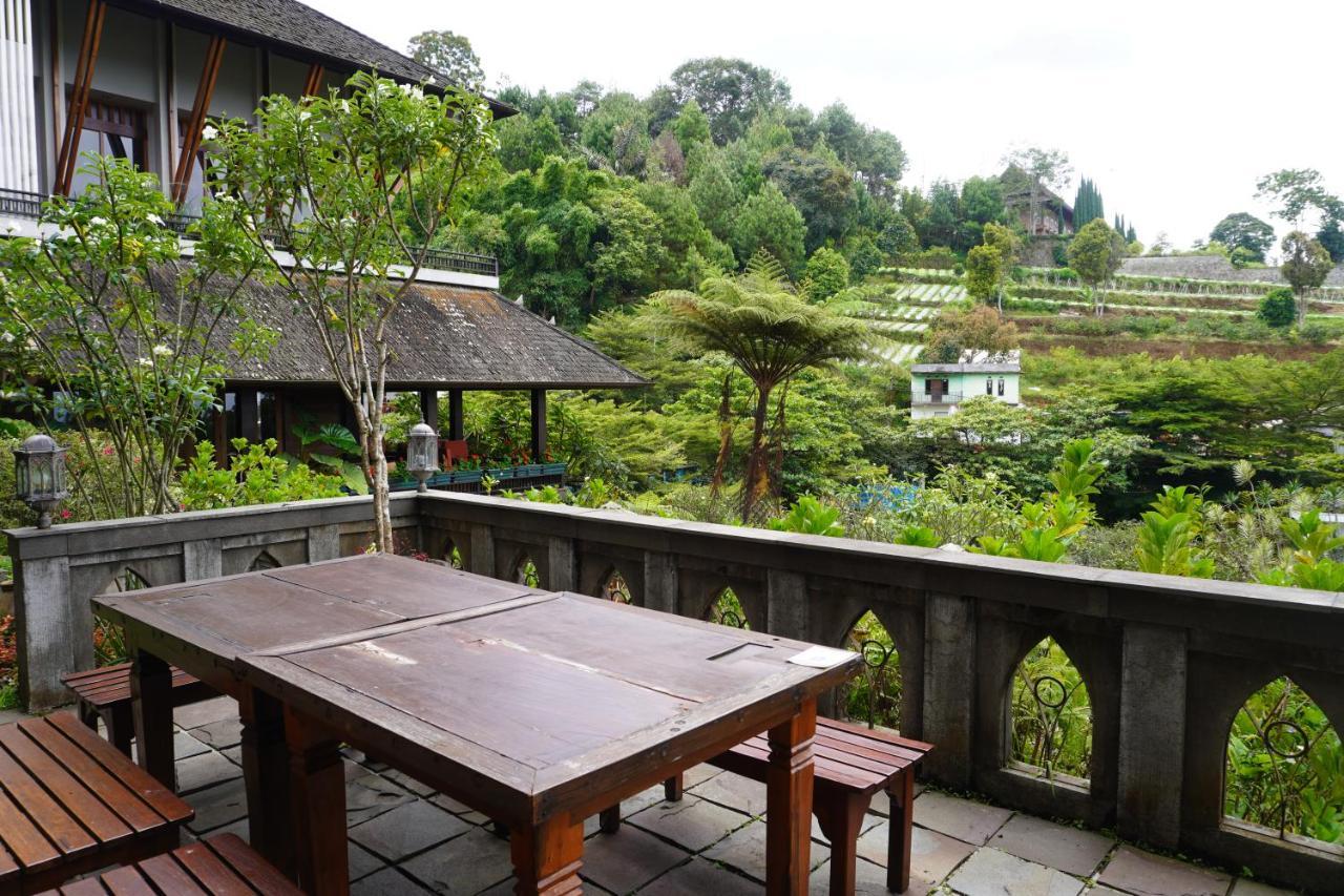 Rumah Stroberi Organic Farm & Family Lodge Lembang Exteriör bild