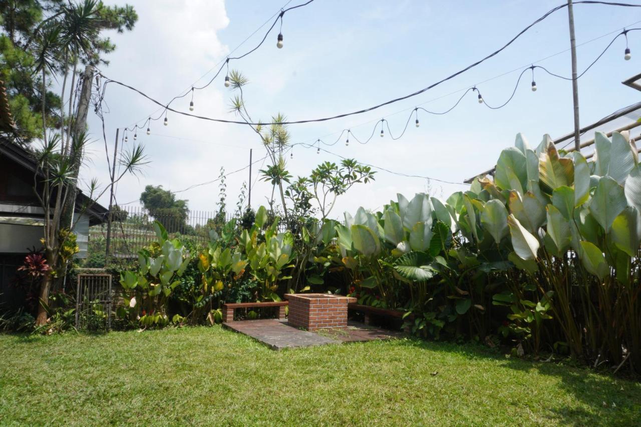 Rumah Stroberi Organic Farm & Family Lodge Lembang Exteriör bild
