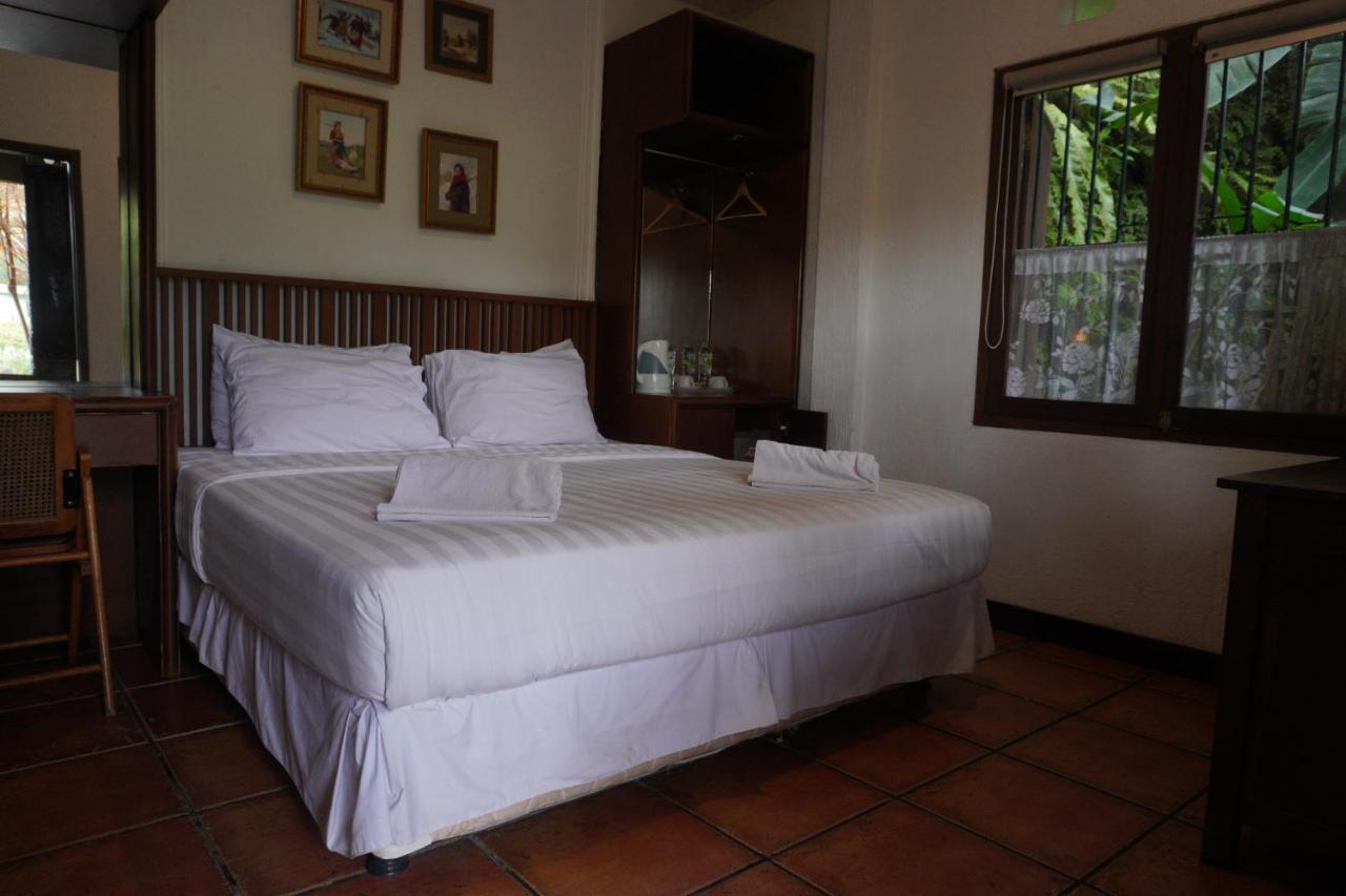Rumah Stroberi Organic Farm & Family Lodge Lembang Exteriör bild